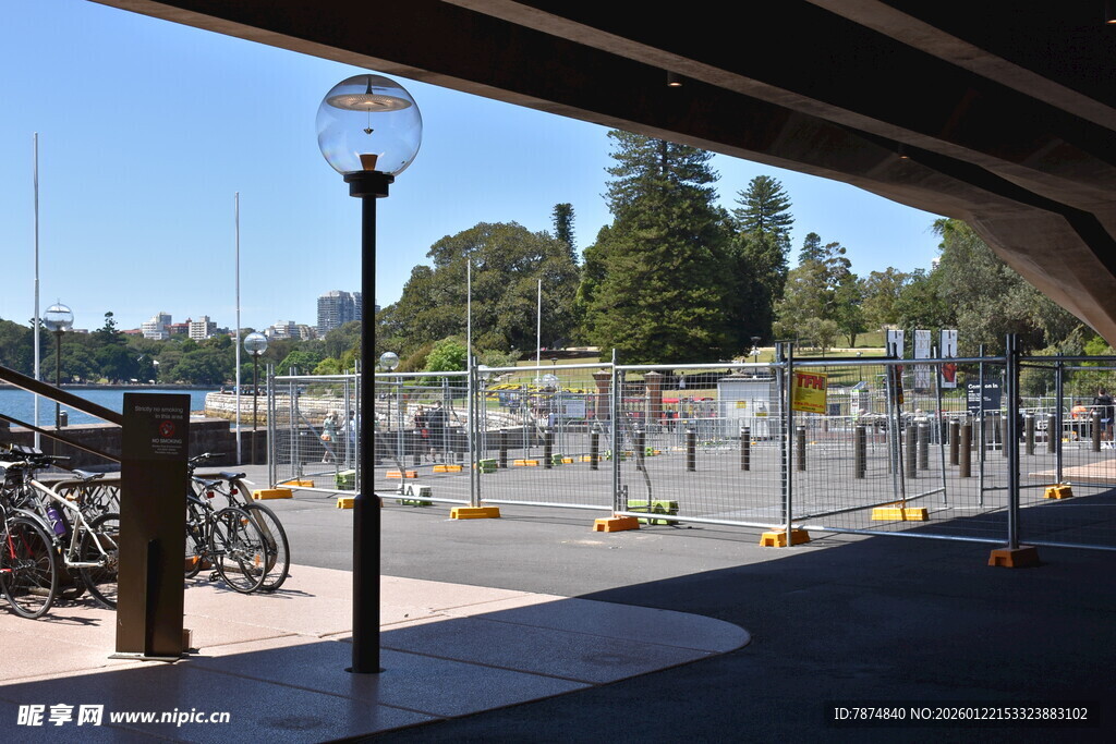 户外码头旁的宁静场景