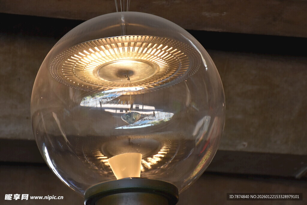 复古玻璃灯泡散发温暖光芒