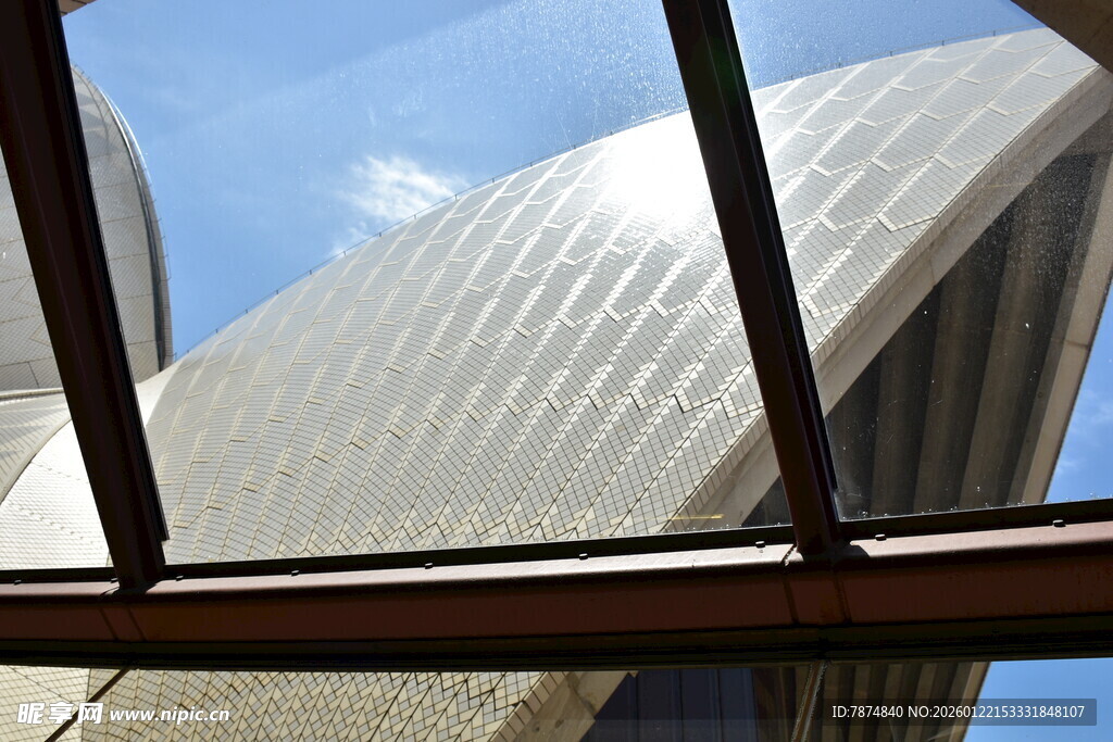 透过窗框看悉尼歌剧院