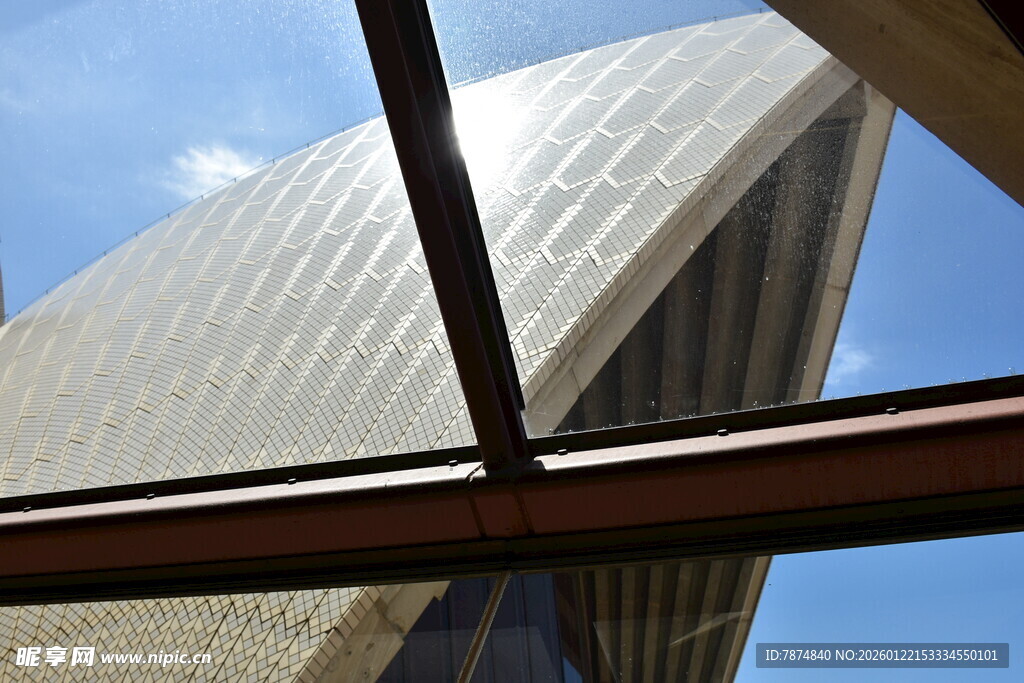 透过窗看悉尼歌剧院