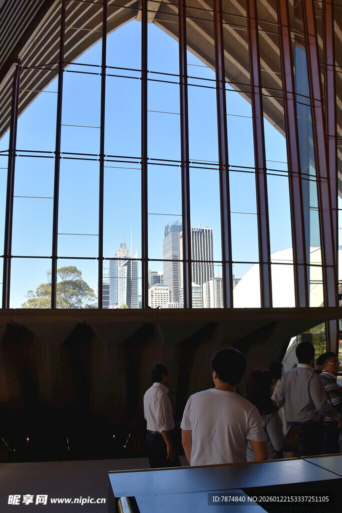 室内赏景的人们