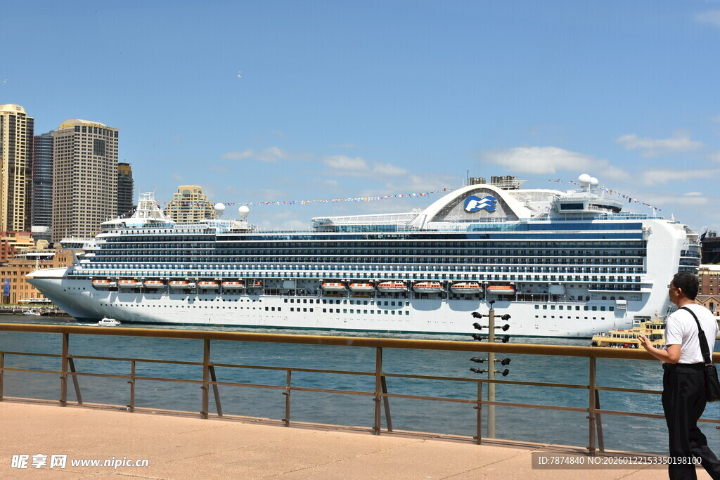 港口边的大型豪华游轮