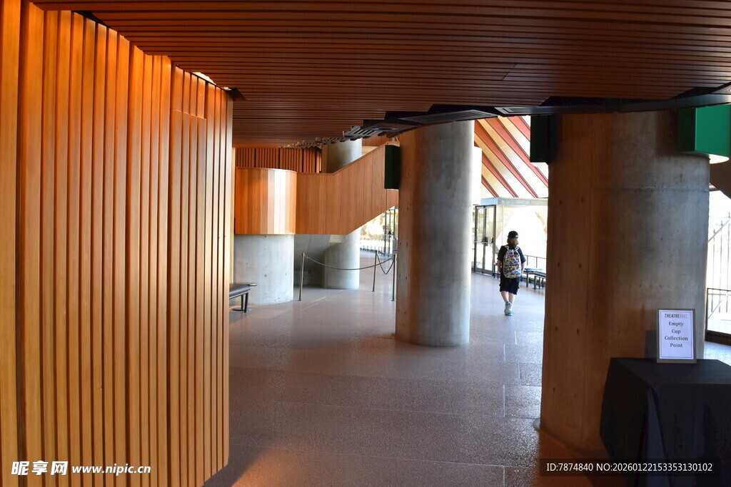 现代风格木质走廊空间