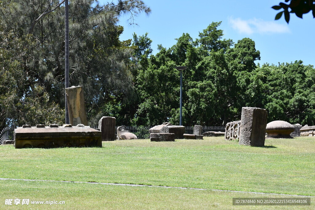 户外草坪旁的石柱景观