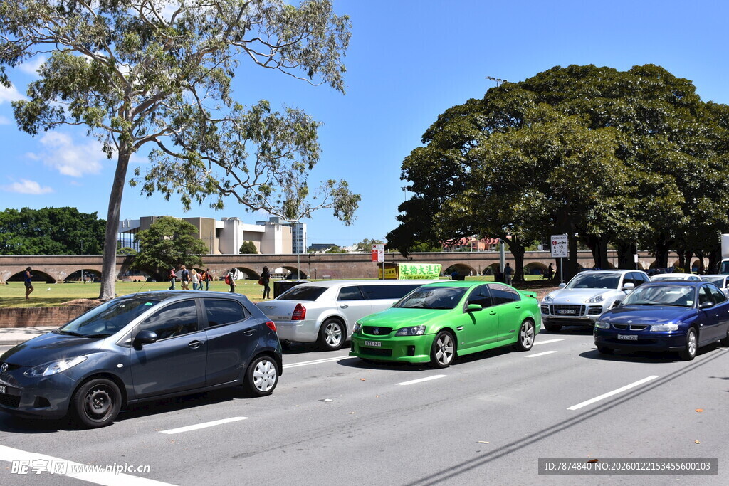 停车场中的多辆停放汽车