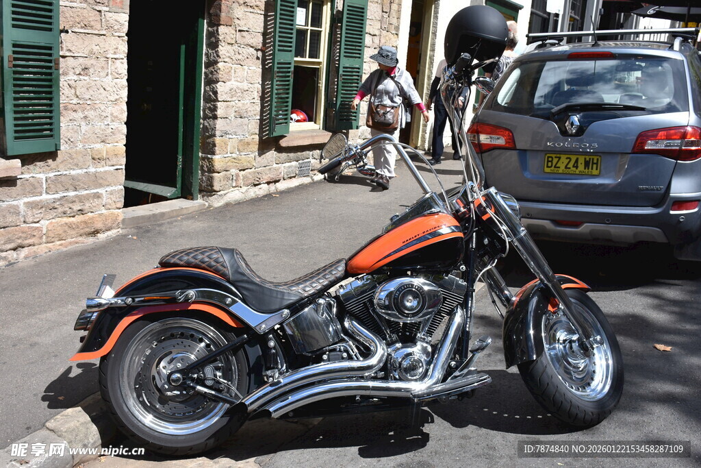 街头停放的酷炫黑色摩托车