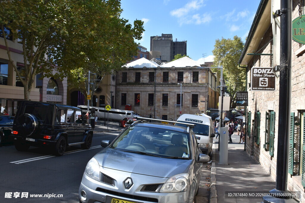 澳大利亚小镇街道上的车辆