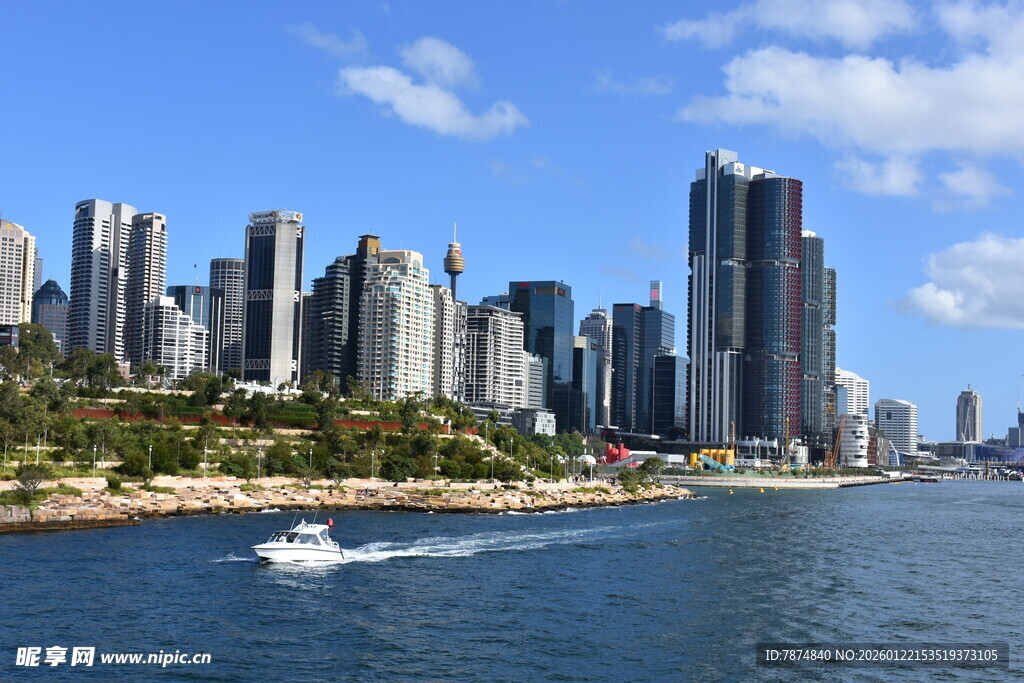 海滨城市高楼与航行船只