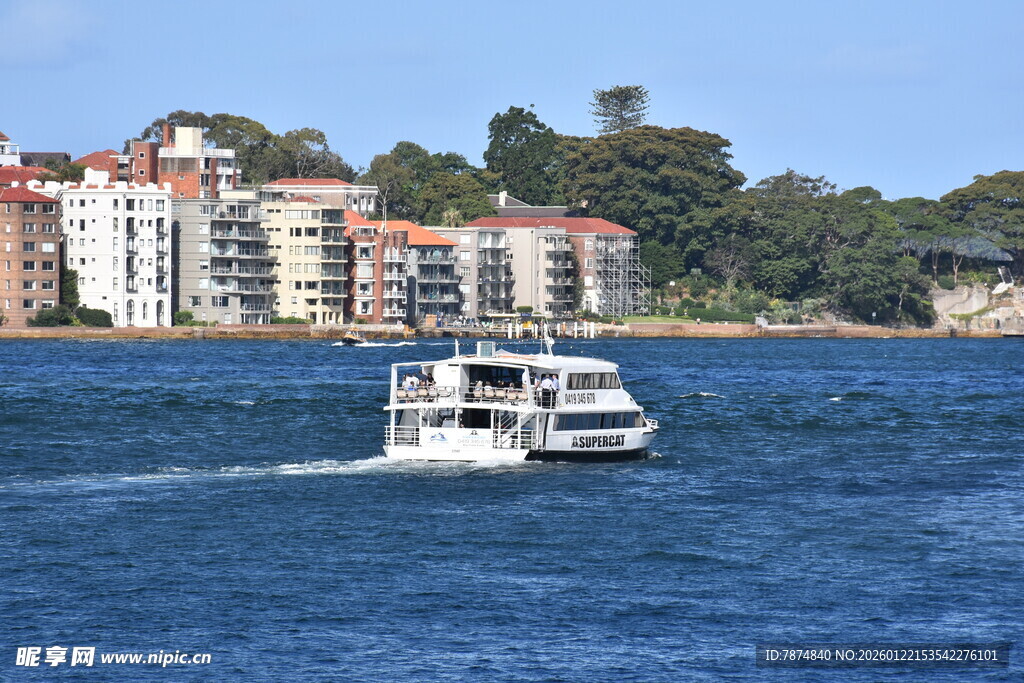 海上游船与岸边建筑景观