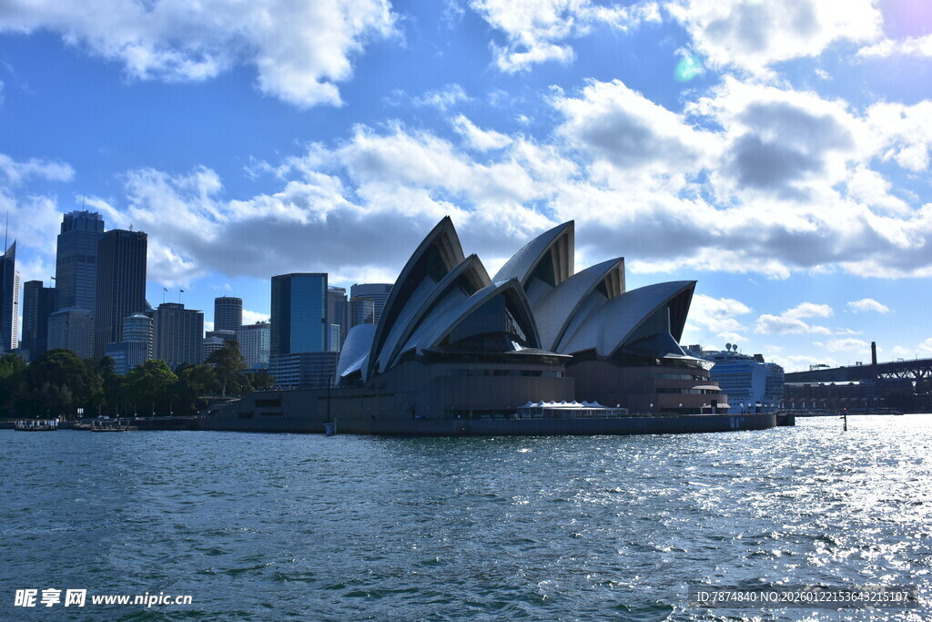 悉尼歌剧院与城市天际线