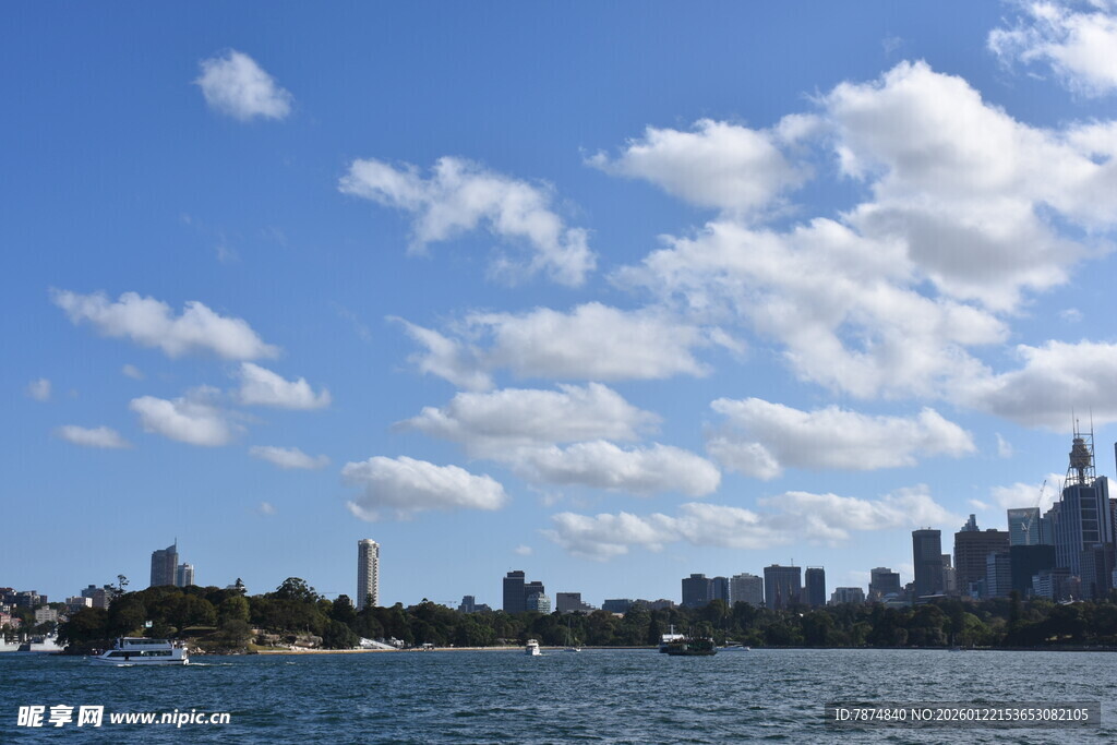 城市天际线与蓝天白云