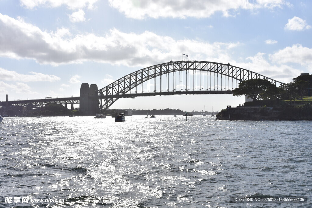 悉尼海港大桥下的波光