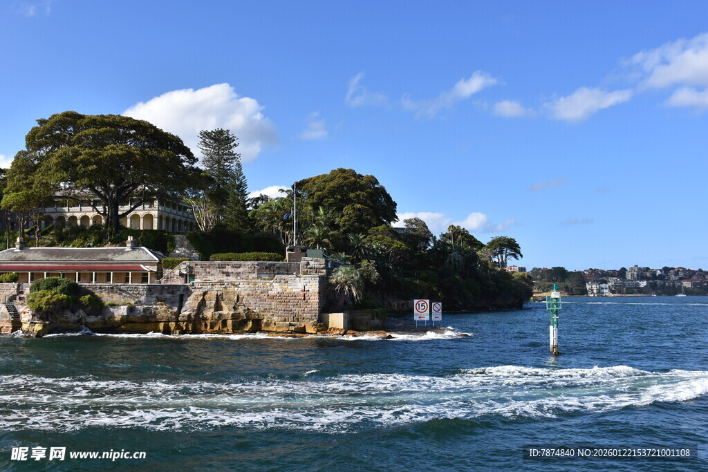 海滨风光 碧波绿树相映