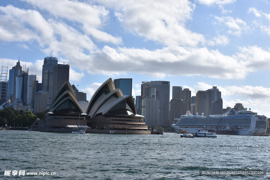 悉尼歌剧院与城市天际线
