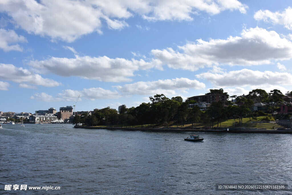 河畔风光 小船悠游于蓝天碧水间