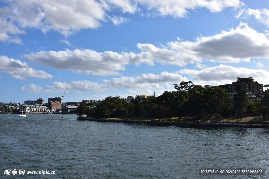 河畔风光 蓝天白云绿树