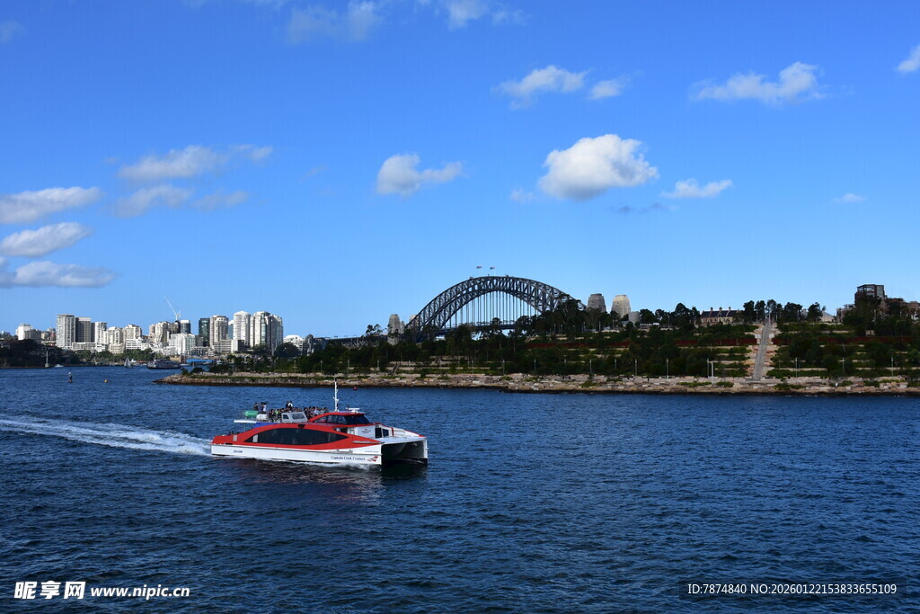 河畔游船与拱形桥景