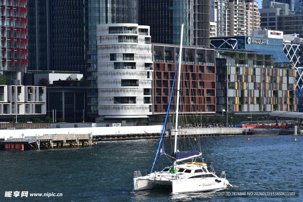 城市滨水风光中的航行帆船