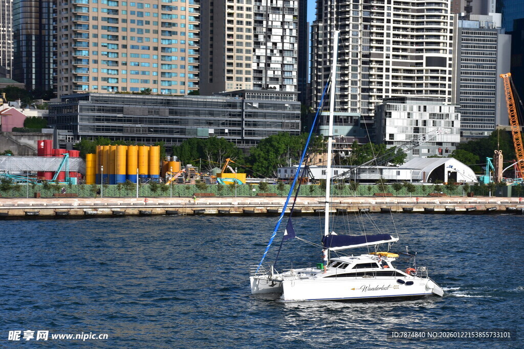 城市滨水处的航行游艇