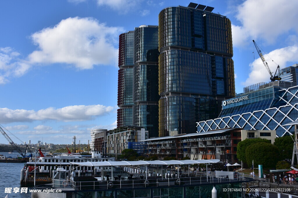 城市滨水现代高楼景观