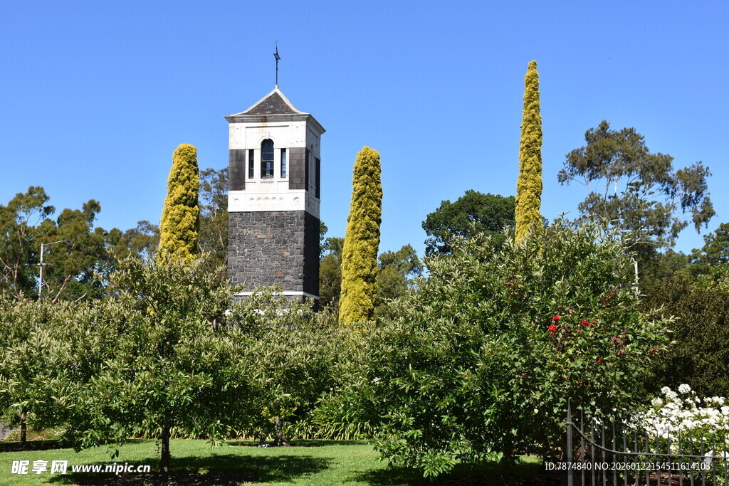绿树环绕中的古朴钟楼
