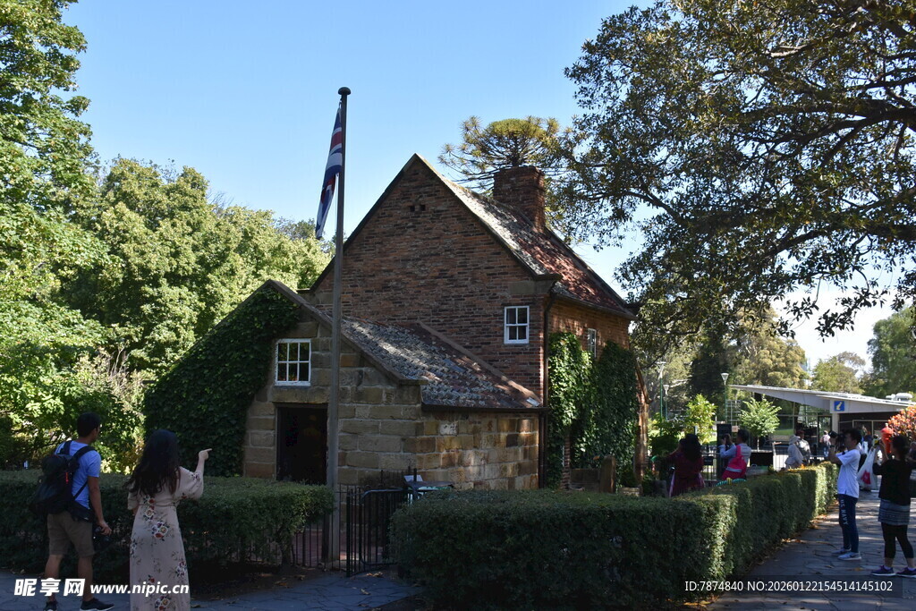 古朴小屋旁的休闲场景