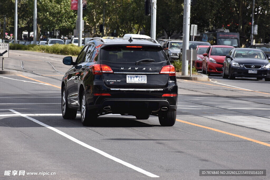 黑色SUV行驶在城市道路