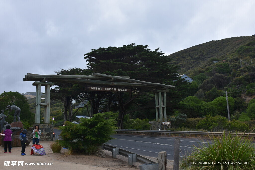户外拱形景观处的休闲场景