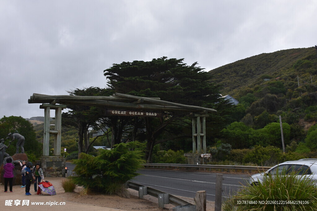 景区入口处的游客与风景
