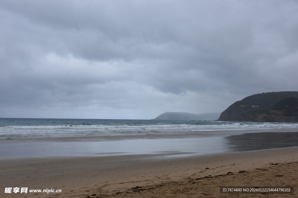 阴天下的宁静海滩