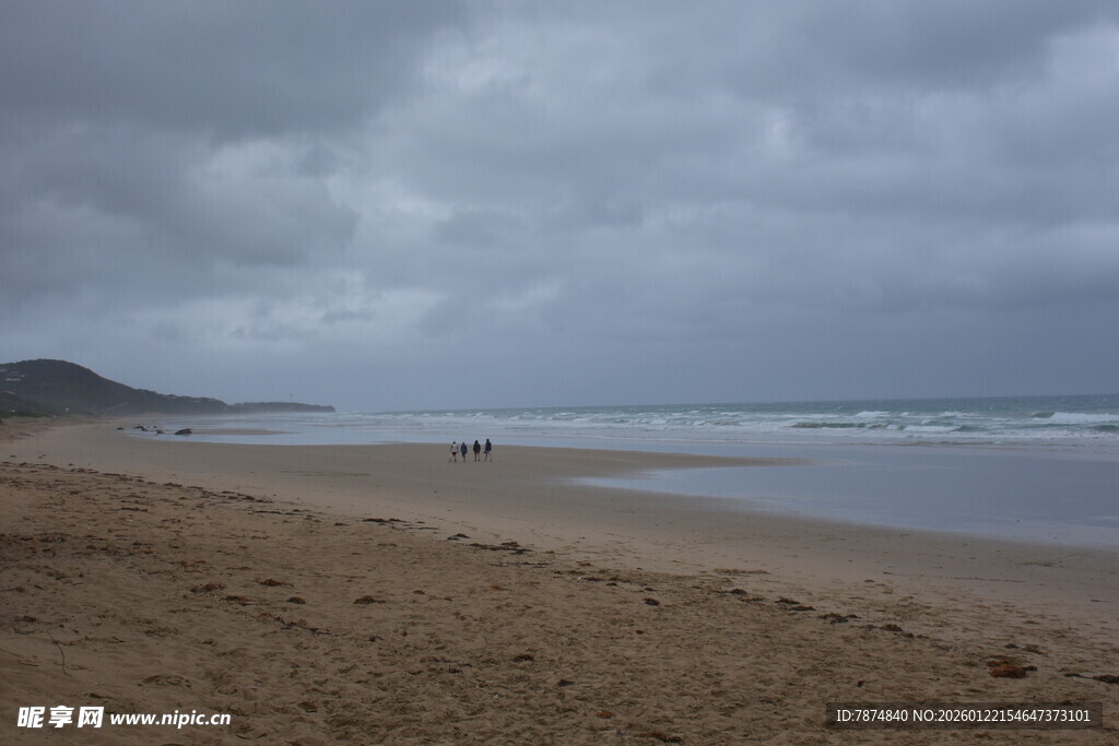 阴云下的宁静沙滩