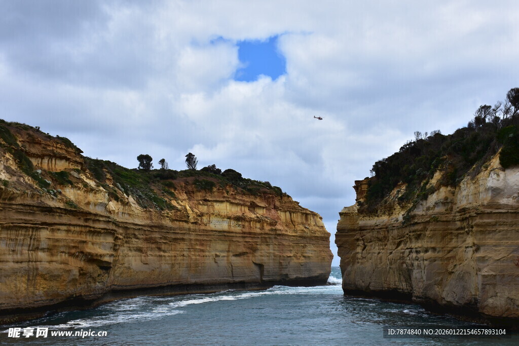 壮观海岸峡湾景色