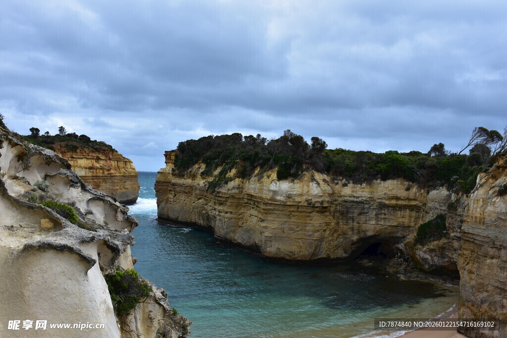 海岸壮丽景观 海水岩石相依
