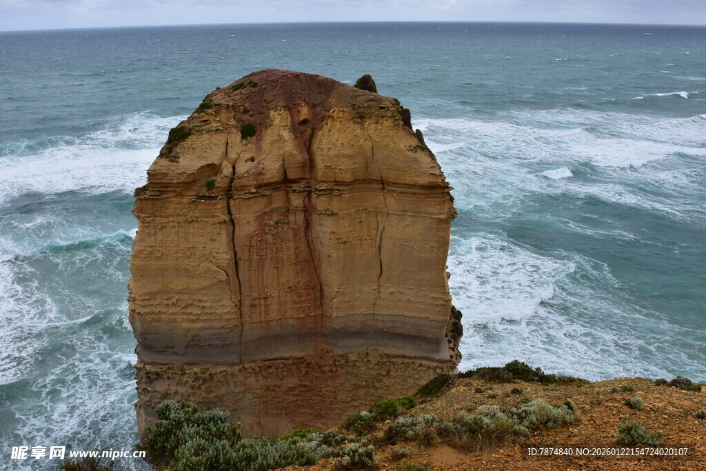 海岸边的壮观岩石