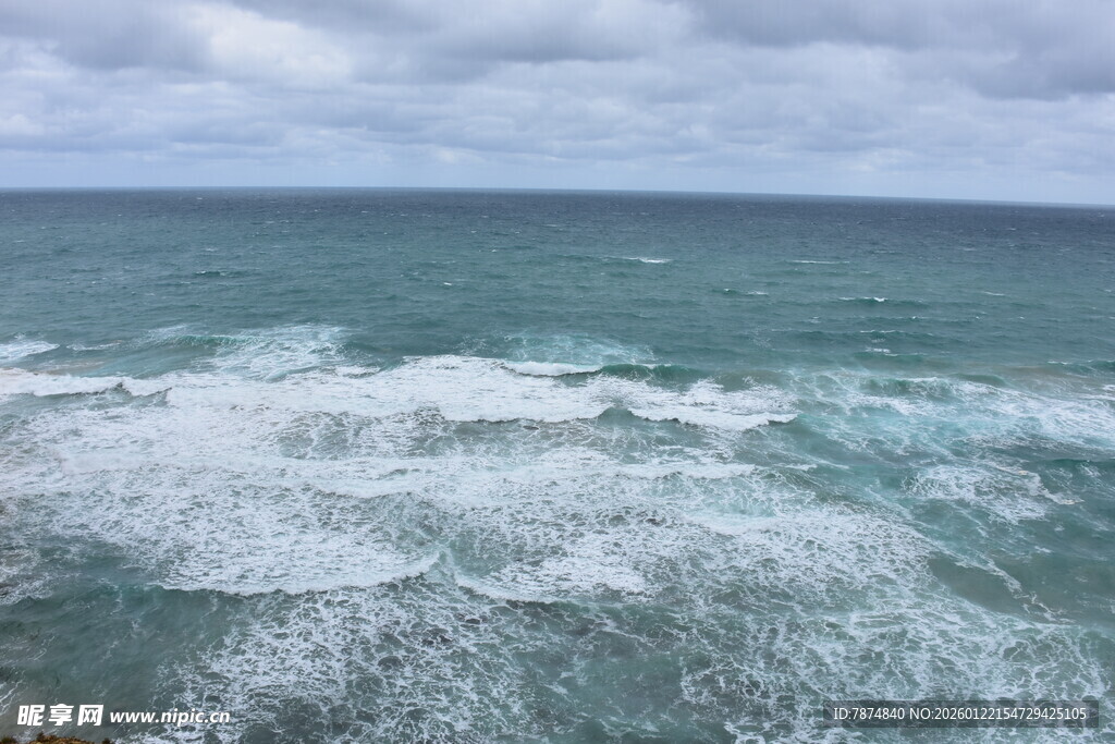 海浪翻涌的壮阔海景