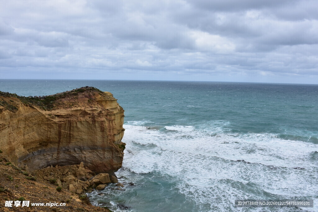 海岸悬崖边的壮阔海景