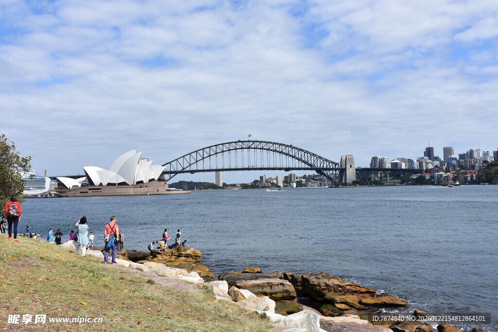 河畔赏景处 桥影映蓝天