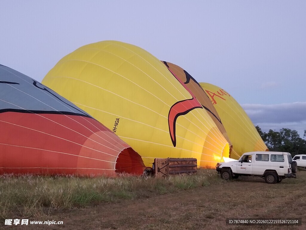 地面上的多彩热气球
