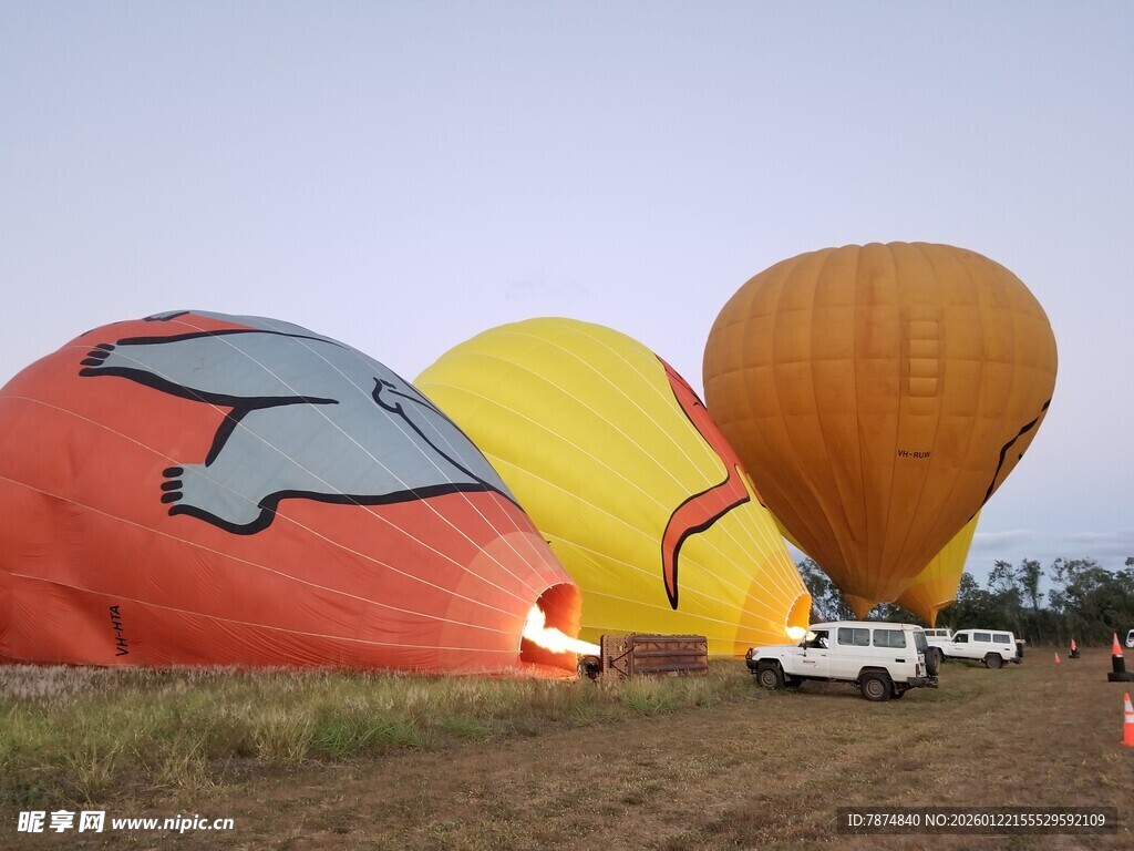 地面上的多彩热气球