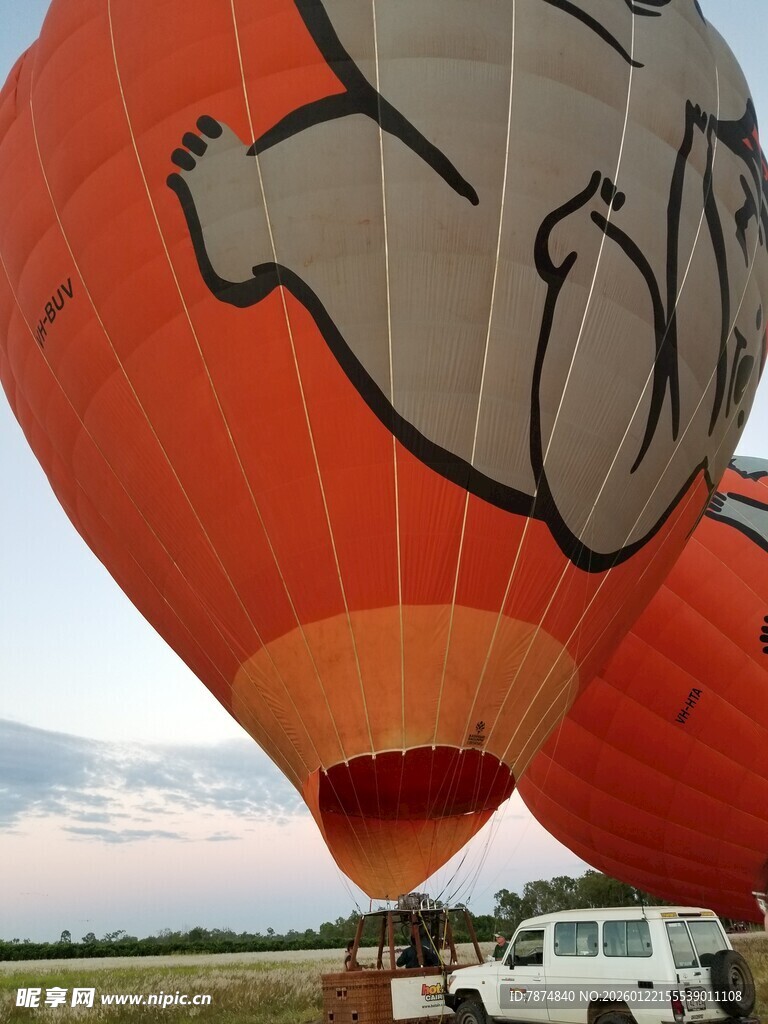 卡通图案热气球停于地面