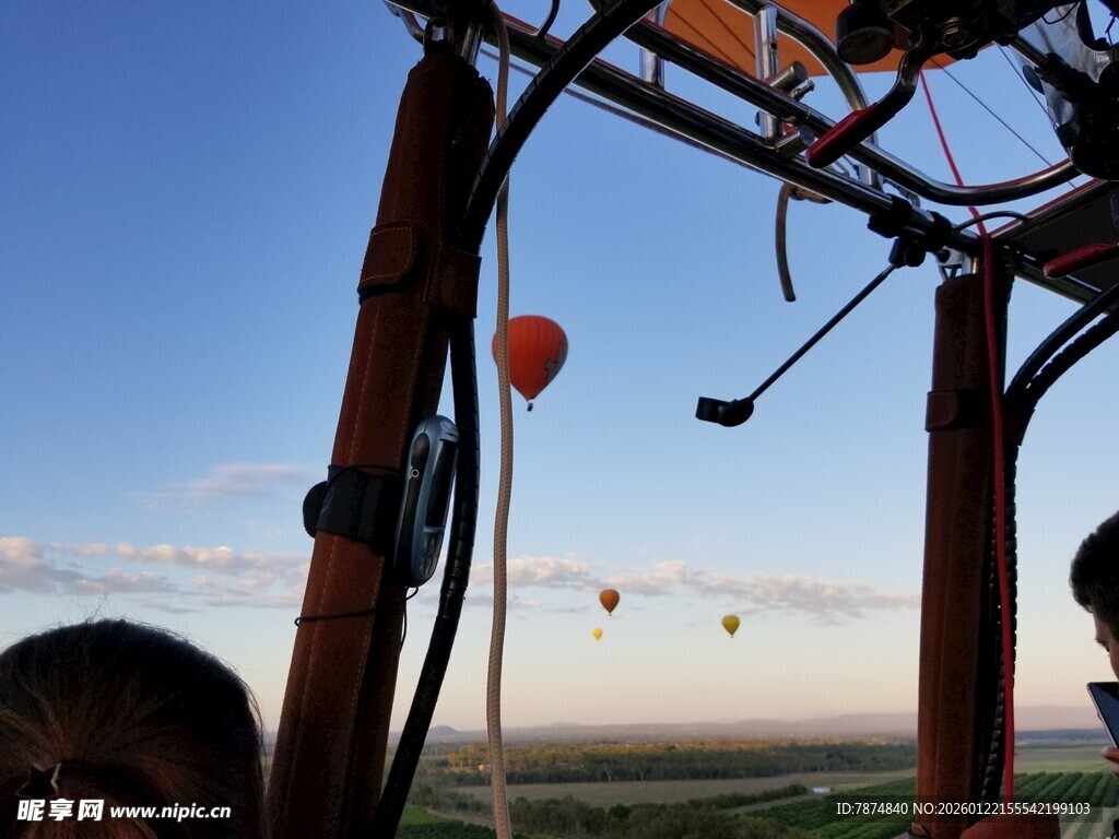 空中视角下的多彩热气球