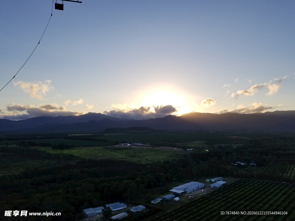 日落时分的乡村美丽景致