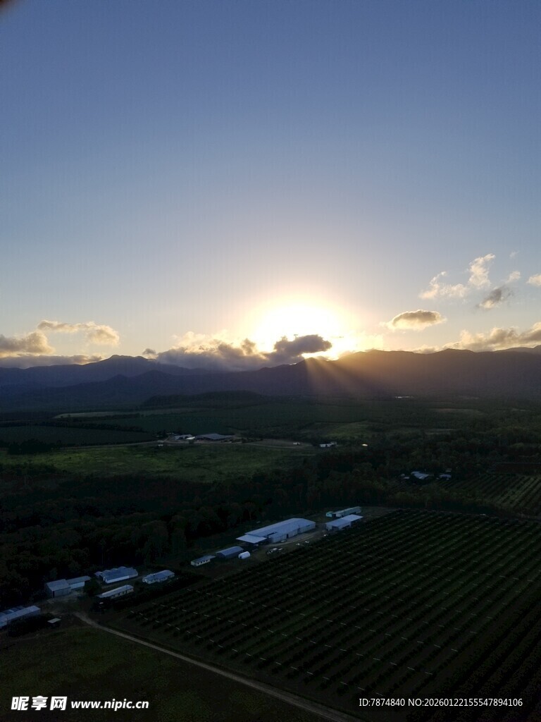 日出下的田园风光