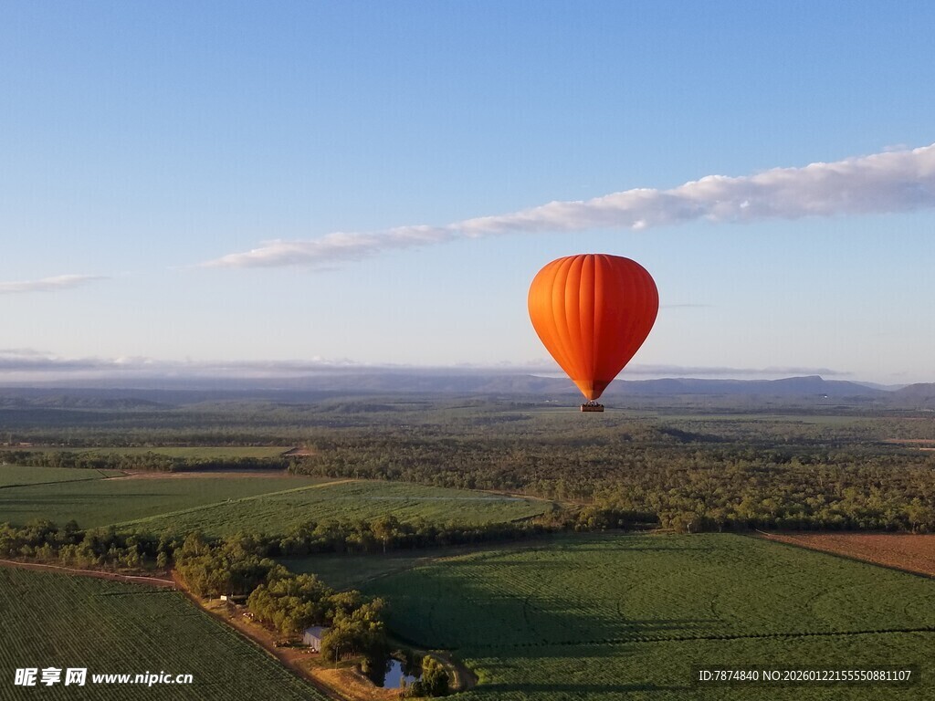空中翱翔的橙红色热气球
