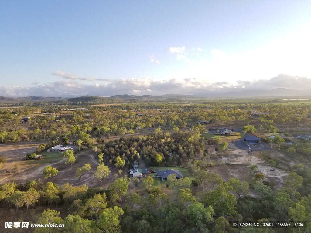 俯瞰绿意盎然的乡村景