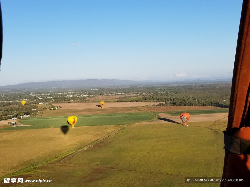 空中俯瞰广袤田野风光