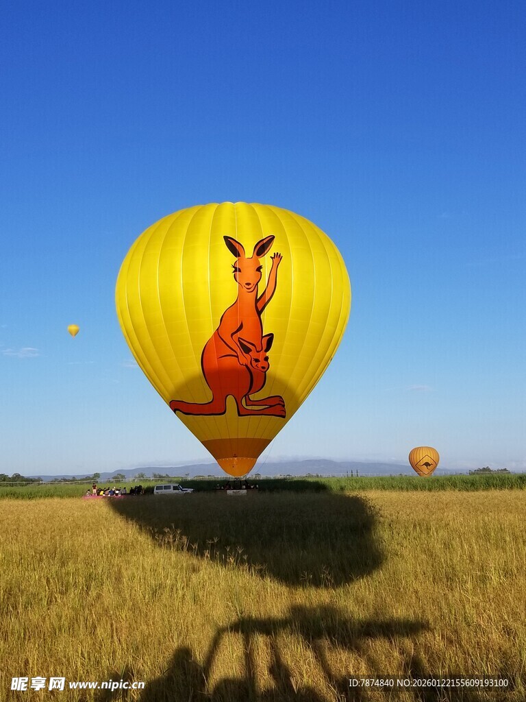 田野上空的卡通热气球