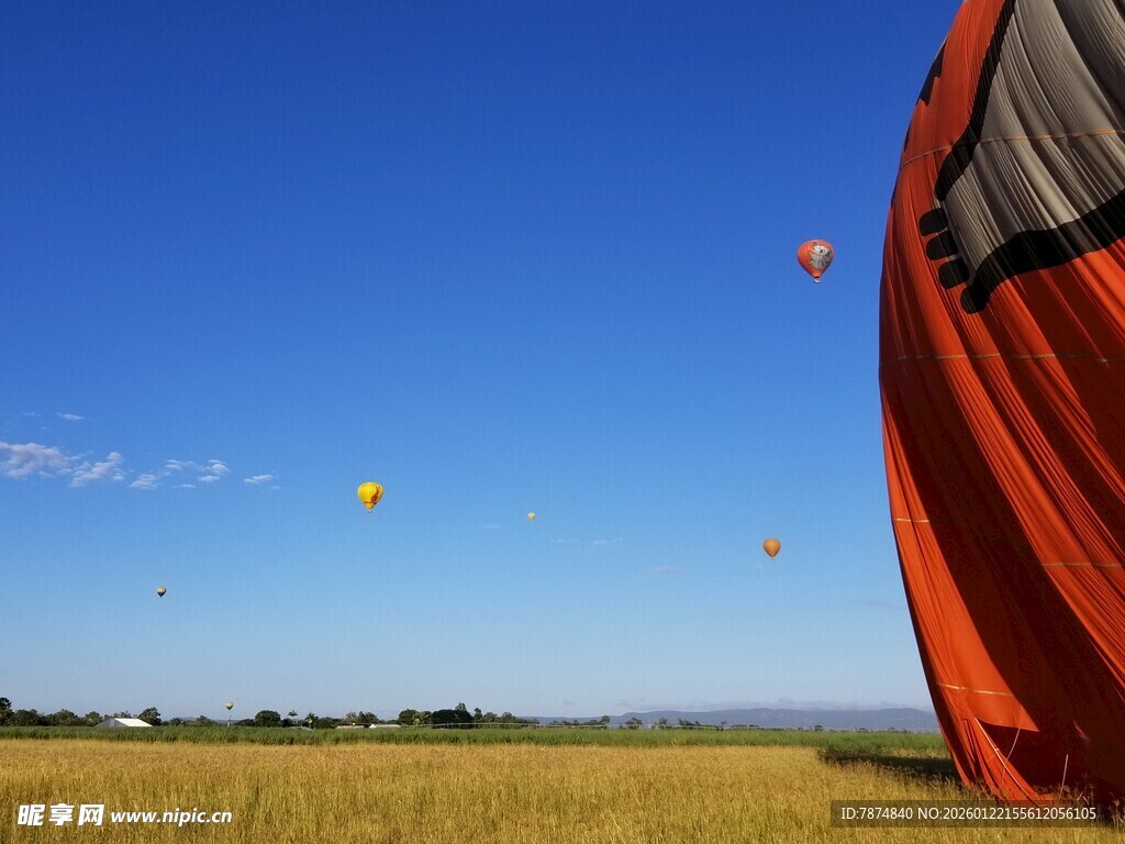 田野上的多彩热气球