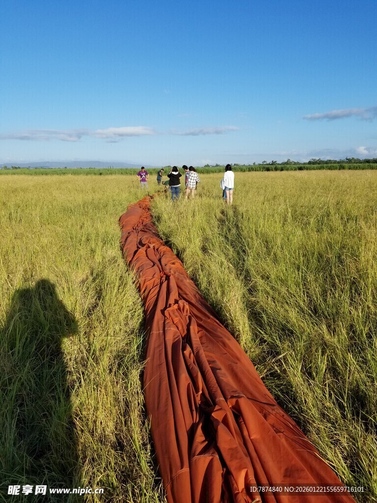 田野中红色长布景观
