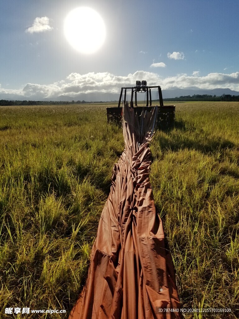 田野中铺设管道的机械